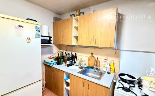 ZELENÝ DVOR - MONČÍ POTOK - POSCHODOVÁ CHATA 50 M2, POZEMOK 1.042