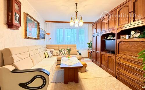 JAZERO - LADOŽSKÁ 2 IZBOVÝ BYT 49 M2, VÝBORNÝ STAV.