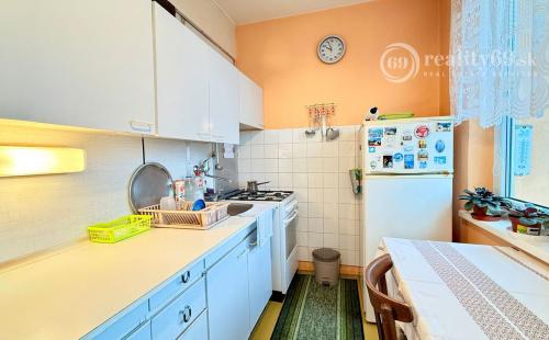 JAZERO - LADOŽSKÁ 2 IZBOVÝ BYT 49 M2, VÝBORNÝ STAV.