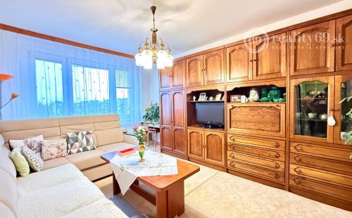 JAZERO - LADOŽSKÁ 2 IZBOVÝ BYT 49 M2, VÝBORNÝ STAV.