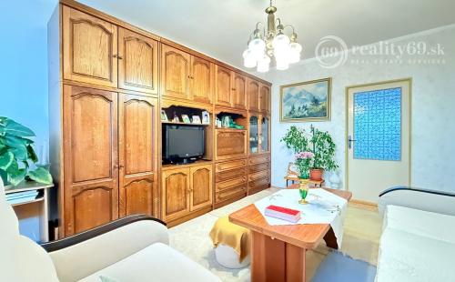 JAZERO - LADOŽSKÁ 2 IZBOVÝ BYT 49 M2, VÝBORNÝ STAV.