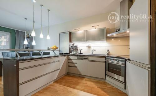 KVP - MODERNÝ 3 IZBOVÝ BYT 106 M2 V NOVOSTAVBE S TERASOU 115 M2 NA VÝBORNOM MIESTE.