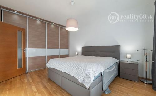 KVP - MODERNÝ 3 IZBOVÝ BYT 106 M2 V NOVOSTAVBE S TERASOU 115 M2 NA VÝBORNOM MIESTE.