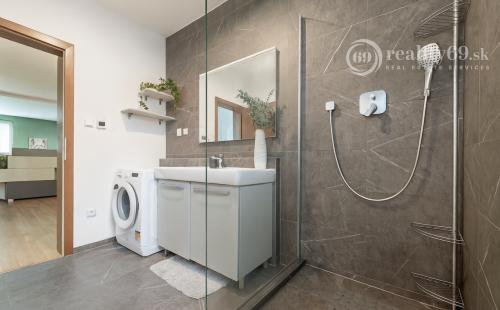 KVP - MODERNÝ 3 IZBOVÝ BYT 106 M2 V NOVOSTAVBE S TERASOU 115 M2 NA VÝBORNOM MIESTE.