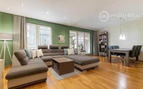 KVP - MODERNÝ 3 IZBOVÝ BYT 106 M2 V NOVOSTAVBE S TERASOU 115 M2 NA VÝBORNOM MIESTE.