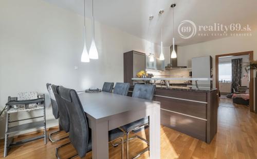 KVP - MODERNÝ 3 IZBOVÝ BYT 106 M2 V NOVOSTAVBE S TERASOU 115 M2 NA VÝBORNOM MIESTE.