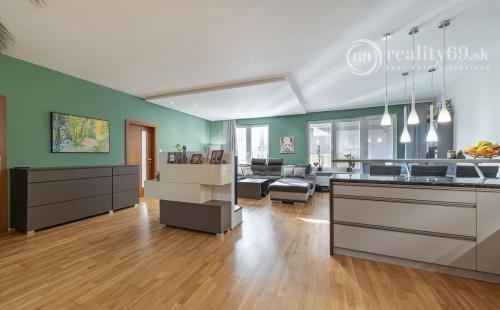 KVP - MODERNÝ 3 IZBOVÝ BYT 106 M2 V NOVOSTAVBE S TERASOU 115 M2 NA VÝBORNOM MIESTE.