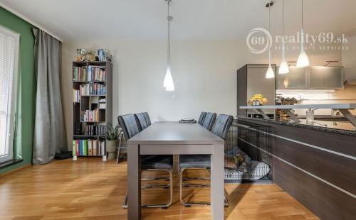 KVP - MODERNÝ 3 IZBOVÝ BYT 106 M2 V NOVOSTAVBE S TERASOU 115 M2 NA VÝBORNOM MIESTE.