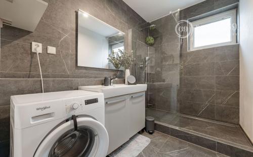 KVP - MODERNÝ 3 IZBOVÝ BYT 106 M2 V NOVOSTAVBE S TERASOU 115 M2 NA VÝBORNOM MIESTE.