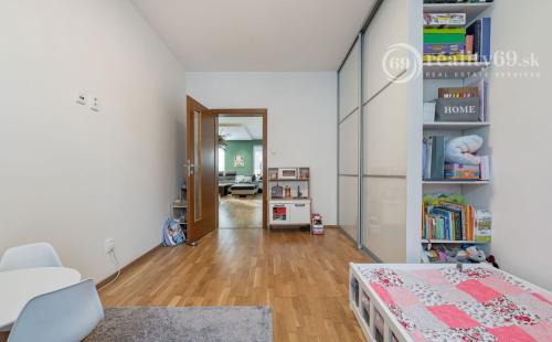 KVP - MODERNÝ 3 IZBOVÝ BYT 106 M2 V NOVOSTAVBE S TERASOU 115 M2 NA VÝBORNOM MIESTE.