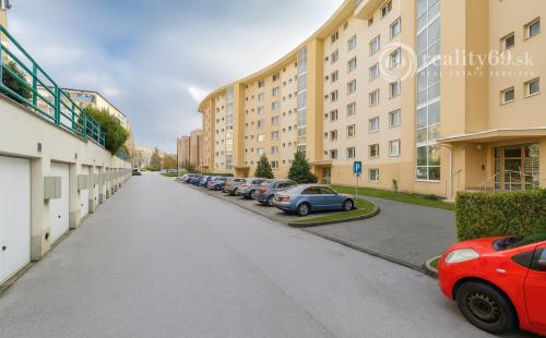 KVP - MODERNÝ 3 IZBOVÝ BYT 106 M2 V NOVOSTAVBE S TERASOU 115 M2 NA VÝBORNOM MIESTE.