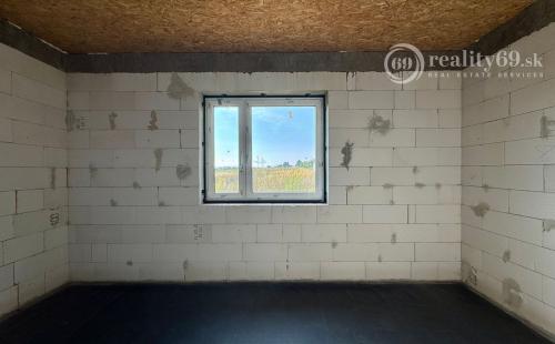 BENIAKOVCE - 4 IZBOVÝ PEKNÝ RD 107 M2 S TERASOU, HRUBÁ STAVBA.