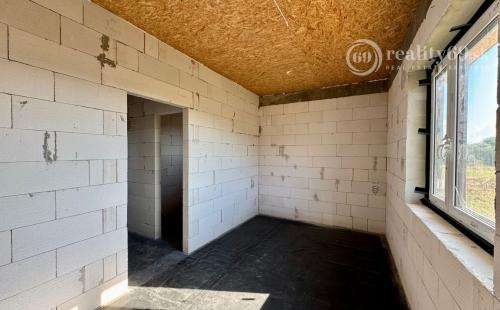 BENIAKOVCE - 4 IZBOVÝ PEKNÝ RD 107 M2 S TERASOU, HRUBÁ STAVBA.