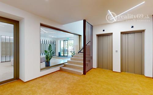 JUH - 2 IZBOVÝ NOVÝHOLOBYT KRIVÁ PRI AUPARKU, TOP POLOHA