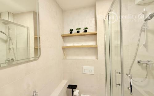 JUH - 2 IZBOVÝ NOVÝHOLOBYT KRIVÁ PRI AUPARKU, TOP POLOHA