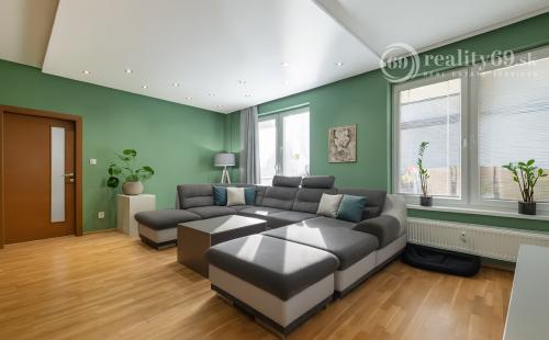 REZERVOVANÉ - KVP - MODERNÝ 3 IZBOVÝ BYT 106 M2 V NOVOSTAVBE S TERASOU 115 M2 NA VÝBORNOM MIESTE.