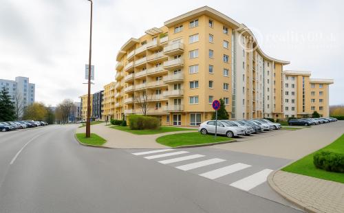 REZERVOVANÉ - KVP - MODERNÝ 3 IZBOVÝ BYT 106 M2 V NOVOSTAVBE S TERASOU 115 M2 NA VÝBORNOM MIESTE.