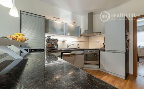 REZERVOVANÉ - KVP - MODERNÝ 3 IZBOVÝ BYT 106 M2 V NOVOSTAVBE S TERASOU 115 M2 NA VÝBORNOM MIESTE.