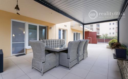 REZERVOVANÉ - KVP - MODERNÝ 3 IZBOVÝ BYT 106 M2 V NOVOSTAVBE S TERASOU 115 M2 NA VÝBORNOM MIESTE.