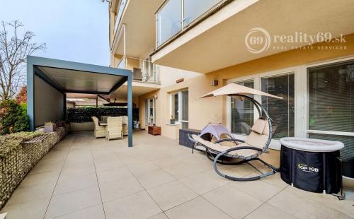 REZERVOVANÉ - KVP - MODERNÝ 3 IZBOVÝ BYT 106 M2 V NOVOSTAVBE S TERASOU 115 M2 NA VÝBORNOM MIESTE.