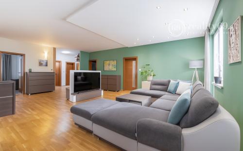 REZERVOVANÉ - KVP - MODERNÝ 3 IZBOVÝ BYT 106 M2 V NOVOSTAVBE S TERASOU 115 M2 NA VÝBORNOM MIESTE.