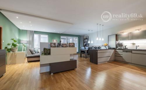 REZERVOVANÉ - KVP - MODERNÝ 3 IZBOVÝ BYT 106 M2 V NOVOSTAVBE S TERASOU 115 M2 NA VÝBORNOM MIESTE.