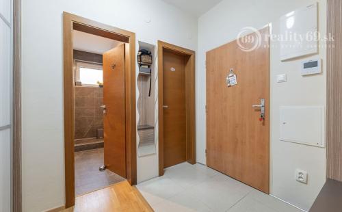 REZERVOVANÉ - KVP - MODERNÝ 3 IZBOVÝ BYT 106 M2 V NOVOSTAVBE S TERASOU 115 M2 NA VÝBORNOM MIESTE.