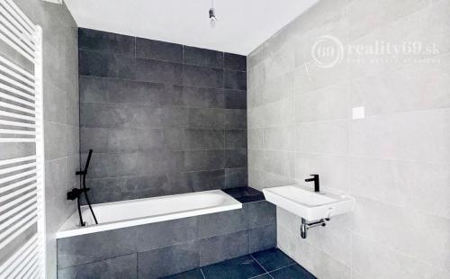 Bývanie snov na výbornej adrese Popradská  3-izbový byt s loggiou, garážové miesto, pivnica.