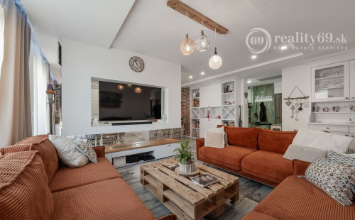 ZELENÁ STRÁŇ - PRIESTRANNÝ 4 IZBOVÝ BYT, 3 TERASY, 2 GARÁŽOVÉ MIESTA