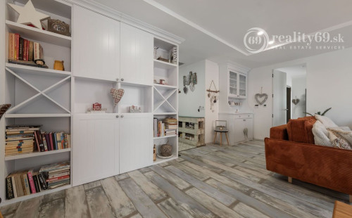 ZELENÁ STRÁŇ - PRIESTRANNÝ 4 IZBOVÝ BYT, 3 TERASY, 2 GARÁŽOVÉ MIESTA