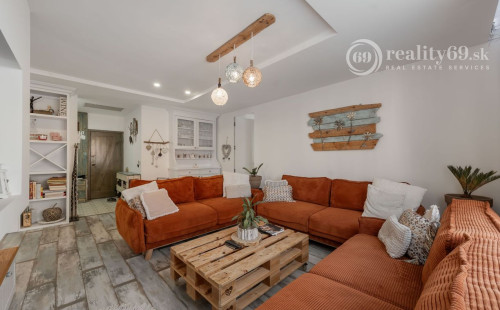 ZELENÁ STRÁŇ - PRIESTRANNÝ 4 IZBOVÝ BYT, 3 TERASY, 2 GARÁŽOVÉ MIESTA