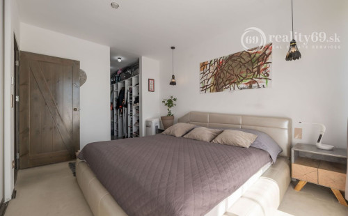 ZELENÁ STRÁŇ - PRIESTRANNÝ 4 IZBOVÝ BYT, 3 TERASY, 2 GARÁŽOVÉ MIESTA