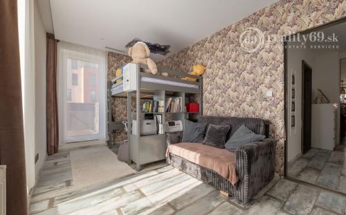 ZELENÁ STRÁŇ - PRIESTRANNÝ 4 IZBOVÝ BYT, 3 TERASY, 2 GARÁŽOVÉ MIESTA