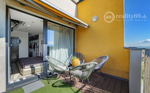 ZELENÁ STRÁŇ - PRIESTRANNÝ 4 IZBOVÝ BYT, 3 TERASY, 2 GARÁŽOVÉ MIESTA