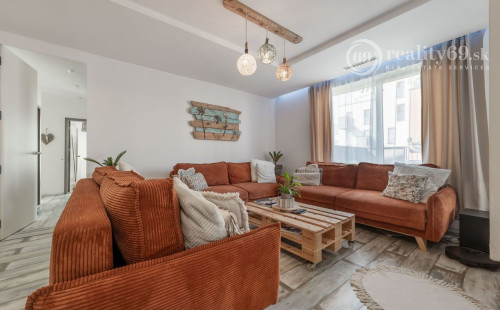 ZELENÁ STRÁŇ - PRIESTRANNÝ 4 IZBOVÝ BYT, 3 TERASY, 2 GARÁŽOVÉ MIESTA