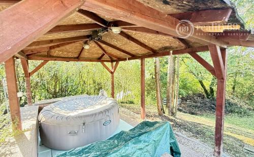 MAĎARSKO - JAZERO RAKACA - 4 IZBOVÁ CHATA, TERASA, VÍRIVKA.