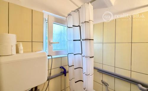 MAĎARSKO - JAZERO RAKACA - 4 IZBOVÁ CHATA, TERASA, VÍRIVKA.