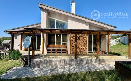 ČIŽATICE - 4 IZBOVÝ RD, TERASA, PEKNÝ POZEMOK 600 M2.