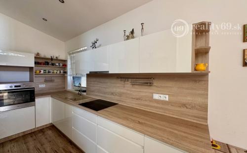 ČIŽATICE - 4 IZBOVÝ RD, TERASA, PEKNÝ POZEMOK 600 M2.