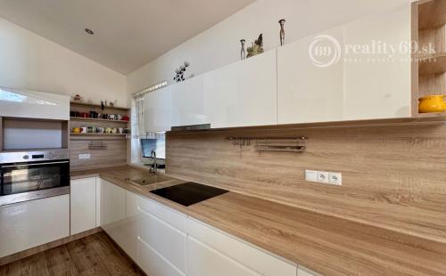 ČIŽATICE - 4 IZBOVÝ RD, TERASA, PEKNÝ POZEMOK 600 M2.