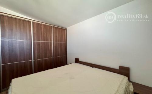 ČIŽATICE - 4 IZBOVÝ RD, TERASA, PEKNÝ POZEMOK 600 M2.