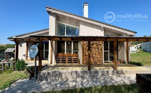 ČIŽATICE - 4 IZBOVÝ RD, TERASA, PEKNÝ POZEMOK 600 M2.