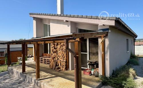 ČIŽATICE - 4 IZBOVÝ RD, TERASA, PEKNÝ POZEMOK 600 M2.