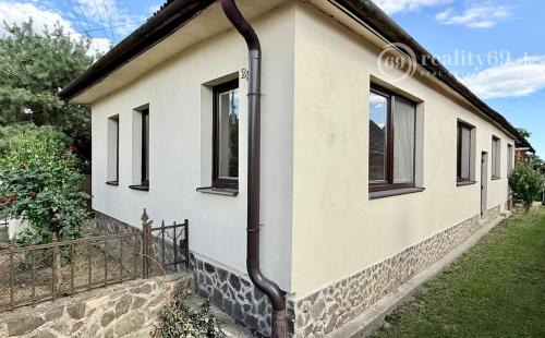 BUKOVEC - 4 IZBOVÝ RD V DOBROM STAVE POZEMOK 1.104 M2