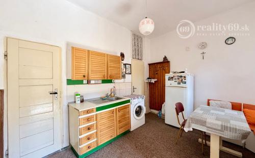 BUKOVEC - 4 IZBOVÝ RD V DOBROM STAVE POZEMOK 1.104 M2