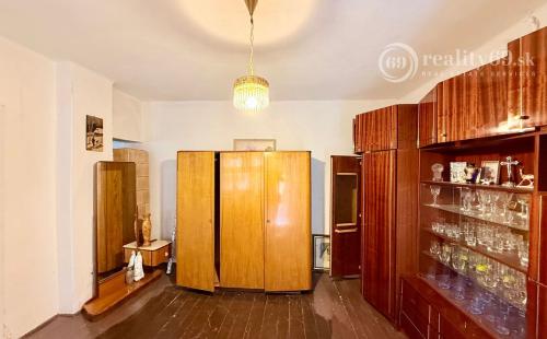 BUKOVEC - 4 IZBOVÝ RD V DOBROM STAVE POZEMOK 1.104 M2