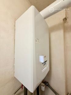 BUKOVEC - 4 IZBOVÝ RD V DOBROM STAVE POZEMOK 1.104 M2