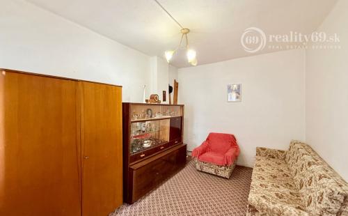 BUKOVEC - 4 IZBOVÝ RD V DOBROM STAVE POZEMOK 1.104 M2