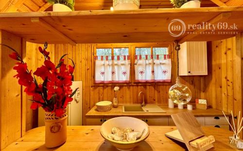 MAĎARSKO - JAZERO RAKACA - 4 IZBOVÁ ZARIADENÁ ZRUBOVÁ POSCHODOVÁ CHATA PRI JAZERE S TERASOU.