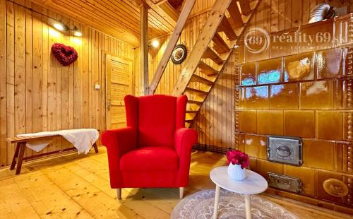 MAĎARSKO - JAZERO RAKACA - 4 IZBOVÁ ZARIADENÁ ZRUBOVÁ POSCHODOVÁ CHATA PRI JAZERE S TERASOU.